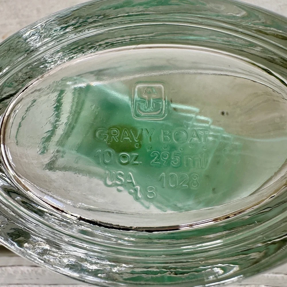 ANCHOR HOCKING, 10 OZ. CLEAR GLASS, GRAVY BOAT. IN EXCELLENT CONDITION.